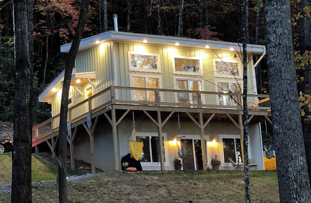 Hilltop Hideaway - 4-bedroom house in perfect Old Fort