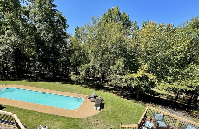 Hilltop Hideaway-Family friendly gem-swimming pool, hot tub, games & more!