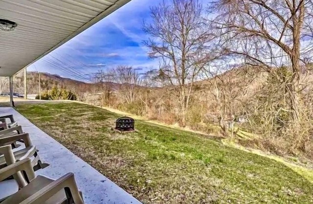 Hilltop Hideaway "Come in sit back and unwind"