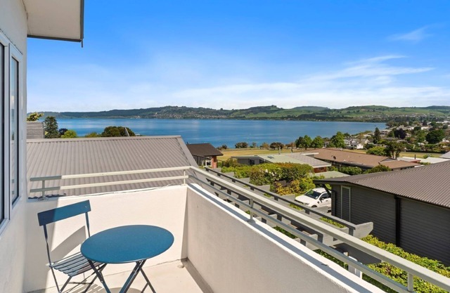 Hilltop House - 6 Bedrooms, 3 Bathrooms, 2 Living Areas, 2 Kitchens, Lake Views