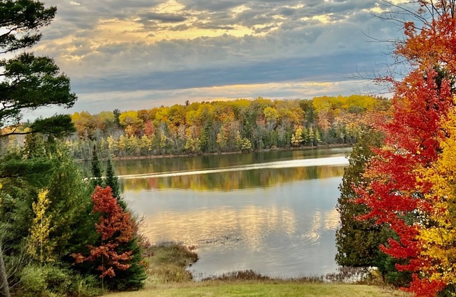 Hilltop House with awesome view of East Stylus Lake