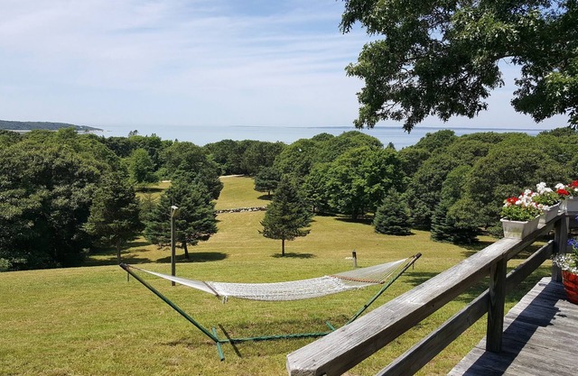 Maison au sommet d'une colline avec vue imprenable et couchers de soleil à couper le souffle, plage privée