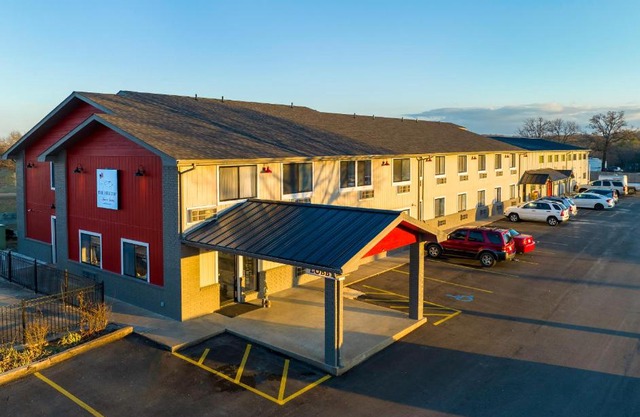 Hilltop Inn & Suites