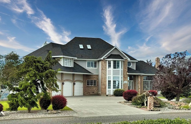 Hilltop Luxury, Priceless Views!
