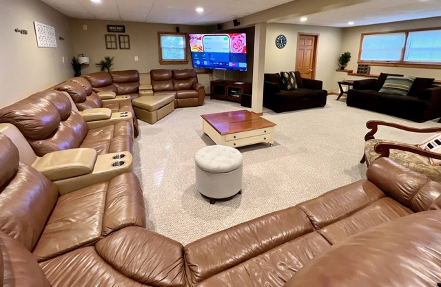 HillTop Manor - Spacious 6 BR +PS5+ 3dM'ssgeChair+Fire pit+Pool Table