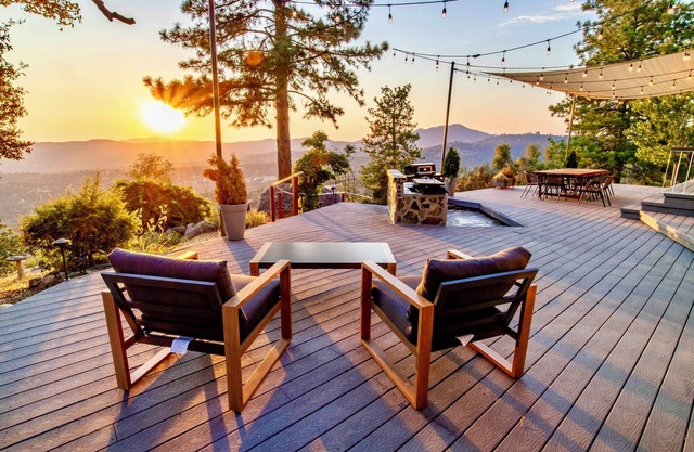 Hilltop Retreat: Hot Tub, Fire Pit, Stunning Valley Views