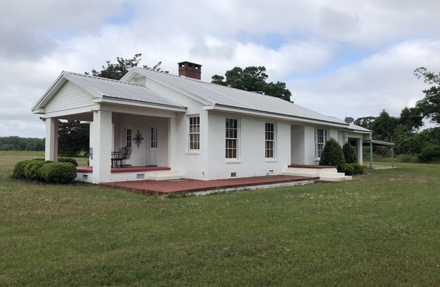 Hilltop Retreat . Private house surrounded by nature. Just 2 miles from Lake.