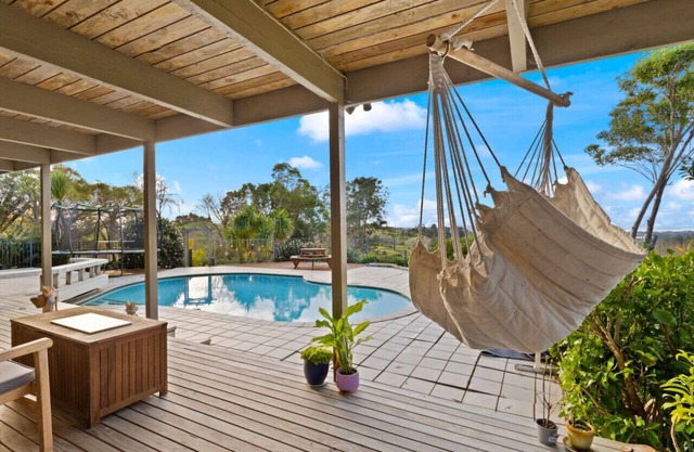 Hilltop Country Retreat with sea views!