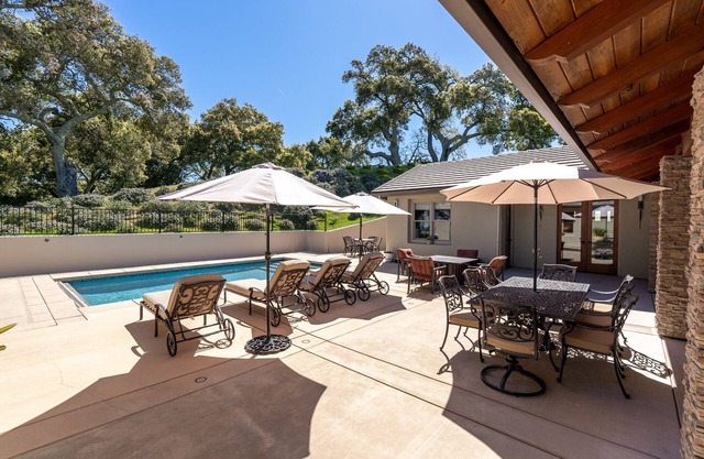 Hilltop Vistas- Private Pool, Wine Fridge, Views!