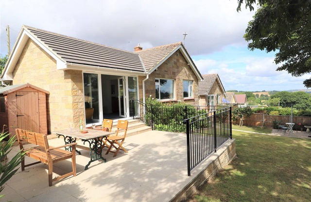 Hilltops - a bungalow that sleeps 4 guests in 2 bedrooms