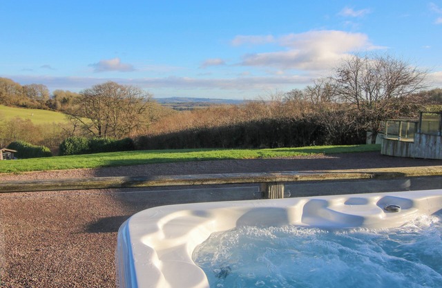 HILLVIEW, family friendly, with hot tub in Cleobury Mortimer