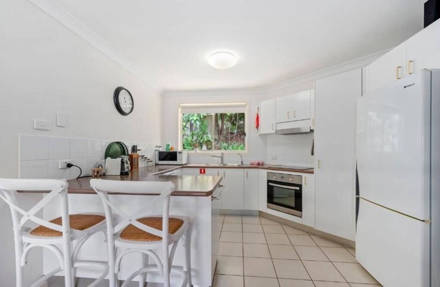 Pet Friendly, Telsa Charger, Sleeps 6, BBQ.