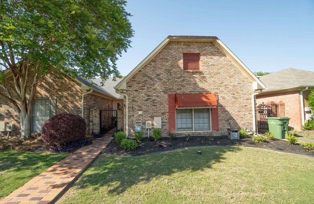 Hillwood Home, w/ 2 Dens, King Beds & Sun Room
