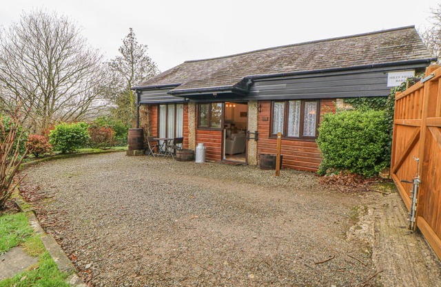 Hilly Field Barn, YELVERTON