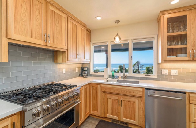 Hilton House – Spacious 3 BDR w/Stunning Views!