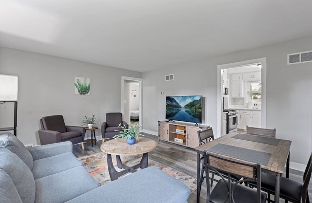 Hinsdale Haven, Pet Friendly!