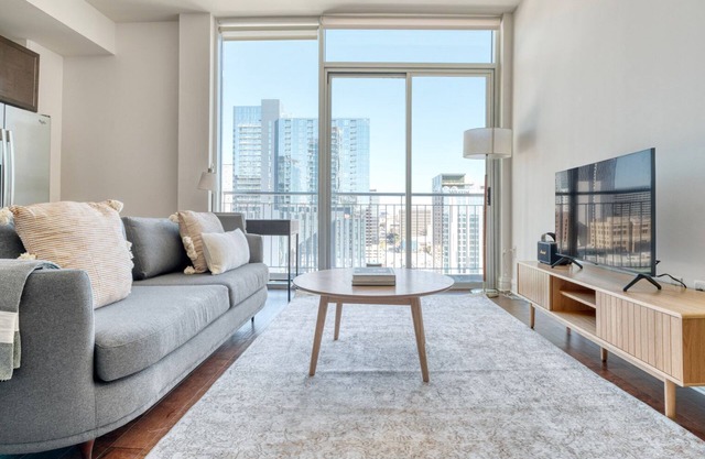 Hip Downtown Austin 1BR w/ Gym, Pool & W/D, nr Rainey St, by Blueground