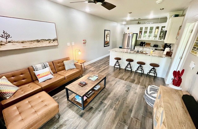 Hip RiverFront Gruene Getaway! 10 min walk to Gruene Hall!