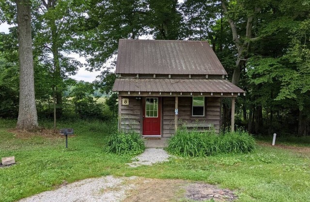 Cabine 8, petite cabane rustique située dans le comté de Brown, dans l'Indiana