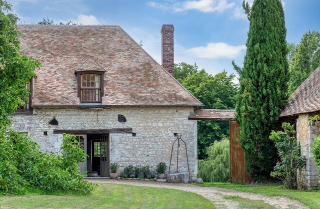 Historic property with swimming pool and park, between Paris and Rouen, near Giverny