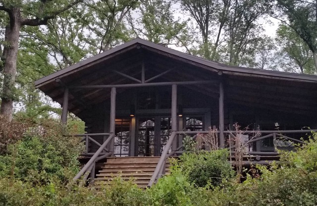 Cabane en rondins historique sur le magnifique lac Catherine