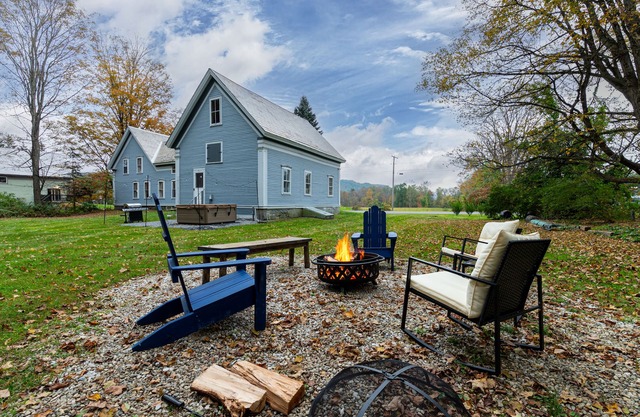 Rustic 150-year-old farmhouse, Jacuzzi included