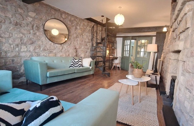 Historic 17th-Century Cottage with Hot Tub