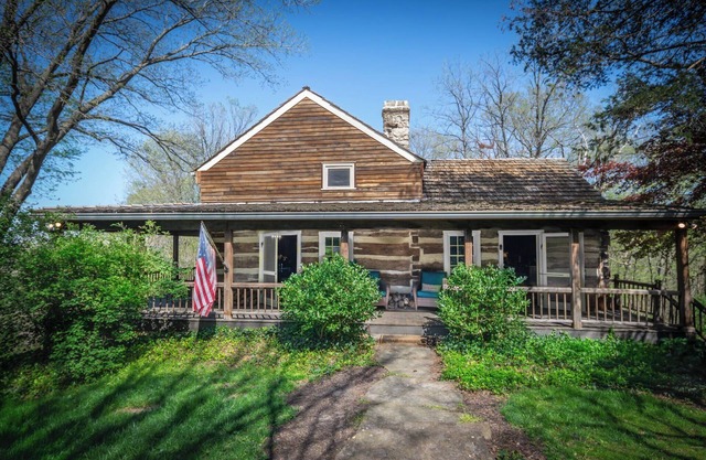 Large Historic 1830s Lodge/Cabin Overlooking Missouri River