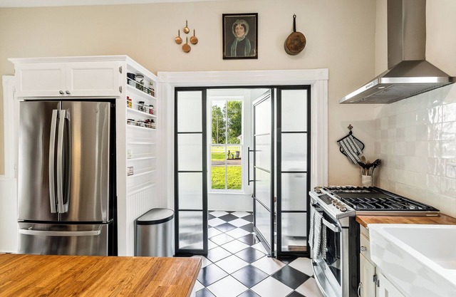 Historic 1905 Farmhouse - country living near Louisville