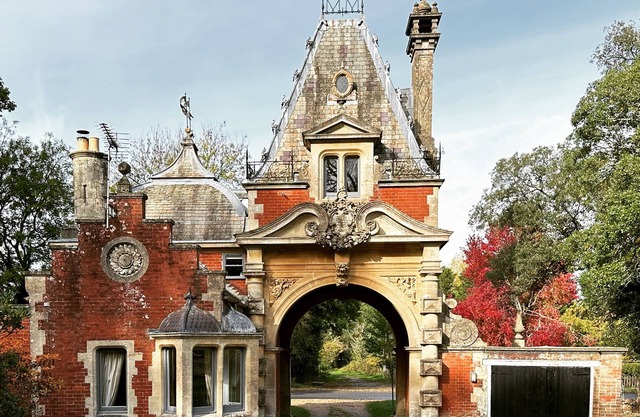 Historic 2 bed gatehouse in private parkland