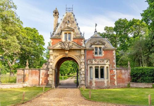 Historic 2 bed gatehouse in private parkland