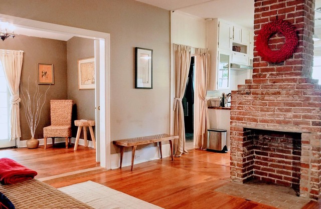 Historic 2-Bedroom Cloverdale Cottage