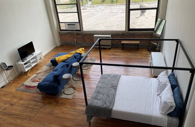 Historic 2 Bedroom Riverfront loft in Corktown