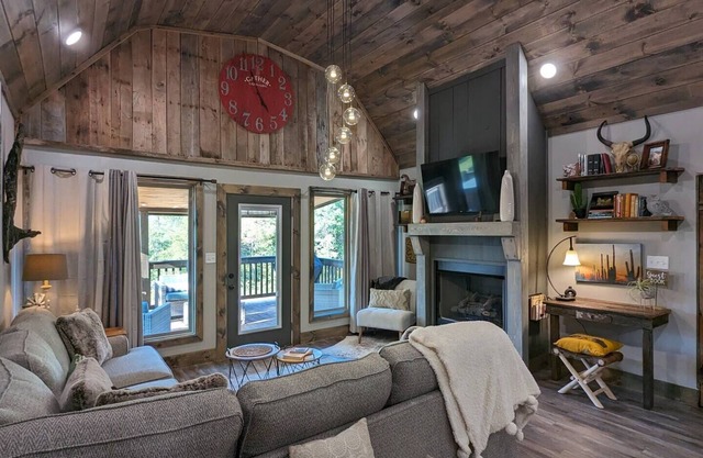 Historic 3 BR Cabin w Hot Tub near Buffalo River!
