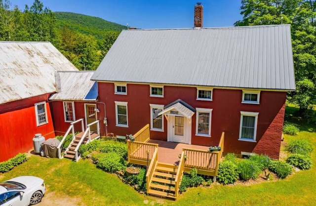 Historic 5-bedroom farmhouse with near Smuggler's Notch