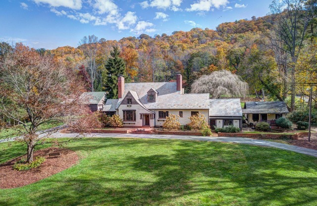 Historique 8 BR Tudor sur 3 1/2 acres. Domaine privé et cadre magnifique.