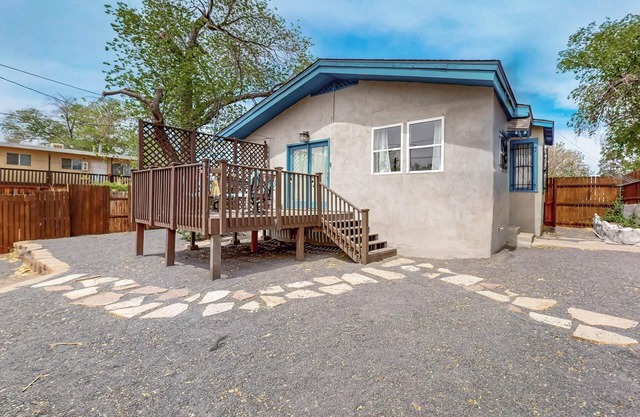 Bungalow Adobe historique, 2bd / 2ba, à pied de l'UNM