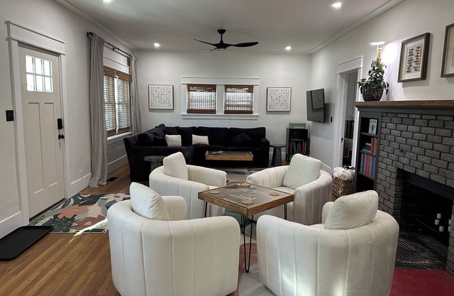 Historic and Modern, Cozy 3-bedroom house in beautiful Boise with AC, WiFi