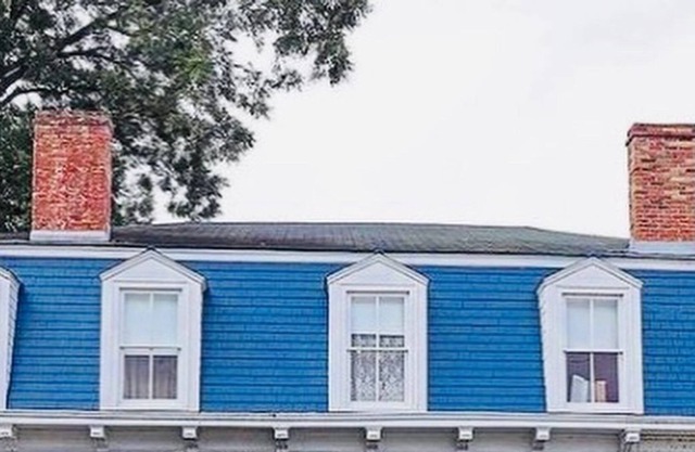 Historic apartment in walking distance to cafes and boutiques!