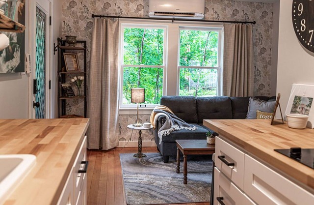 Historic Aubrey Cottage Duplex Walk to Downtown