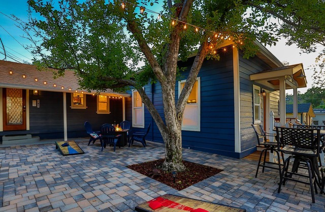 Historic Aubrey House Duplex 2 Blocks to Downtown