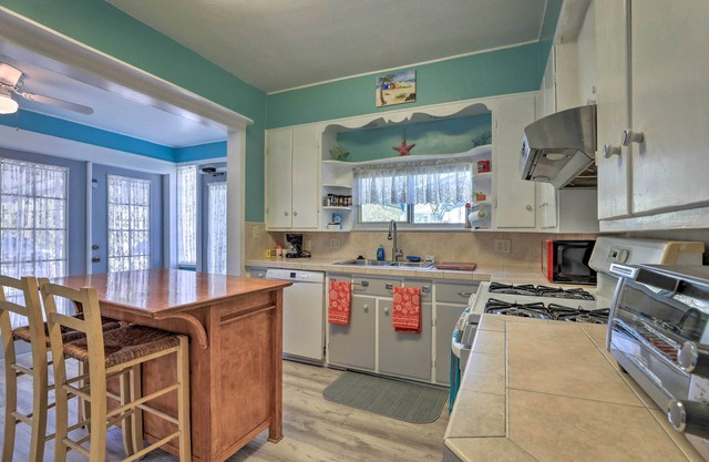 Historic Bradenton Cottage ~ 1 Mi to Downtown