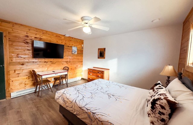 Historic Cabin/In Town/Lake Walk/BLACK BEAR