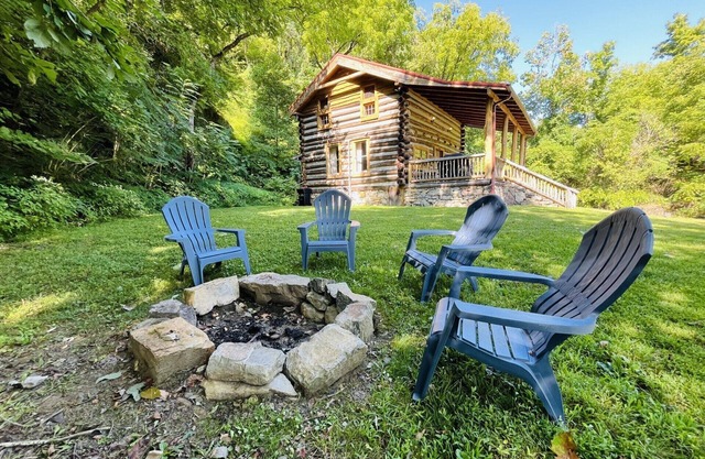 Cozy Log Cabin on Heritage Farm Property. Hot Tub! Fireplace. River Access