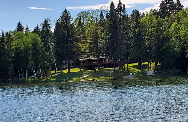 Cabine historique sur le lac Big Elbow. SPÉCIAUX MIDWEEK Du dimanche au vendredi -