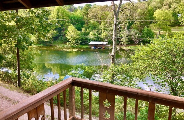 Historic Cabin Slps 4 WiFi Peaceful, Waterside