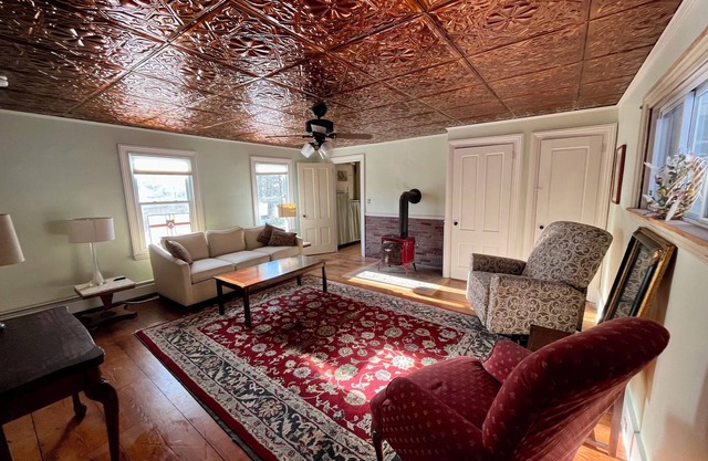 Historic charming pet and family friendly 3-bedroom farmhouse in Camden.