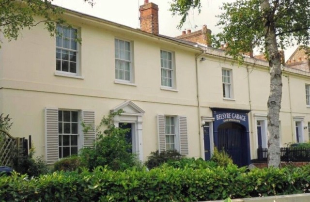 Historic city centre, large rooms, sleeps 10, free parking. Fast wifi.