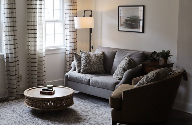 Historic Clarence Hollow Apartment
