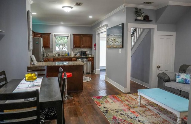 Historic Coastal Haven- Pet Friendly Fast Wi-Fi